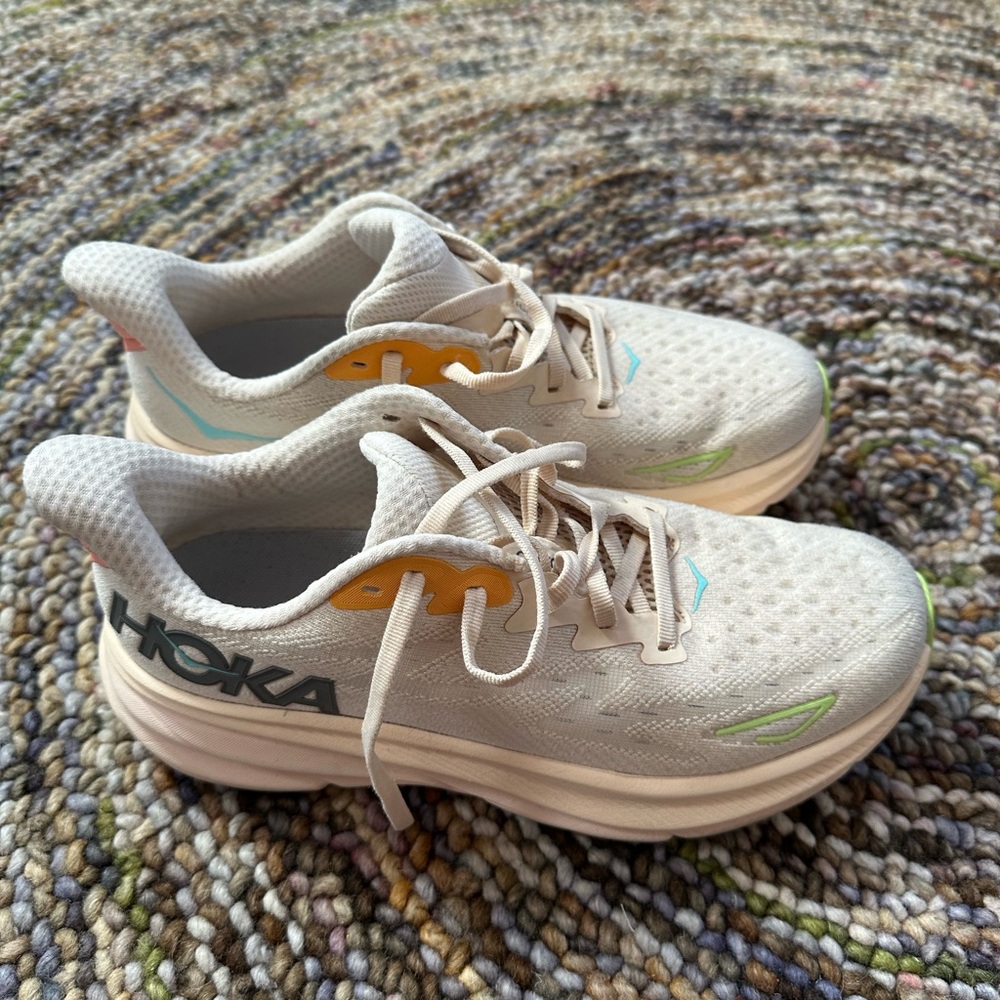 Hoka Clifton 9 Cream and Yellow Running Shoes W’s size 8 B